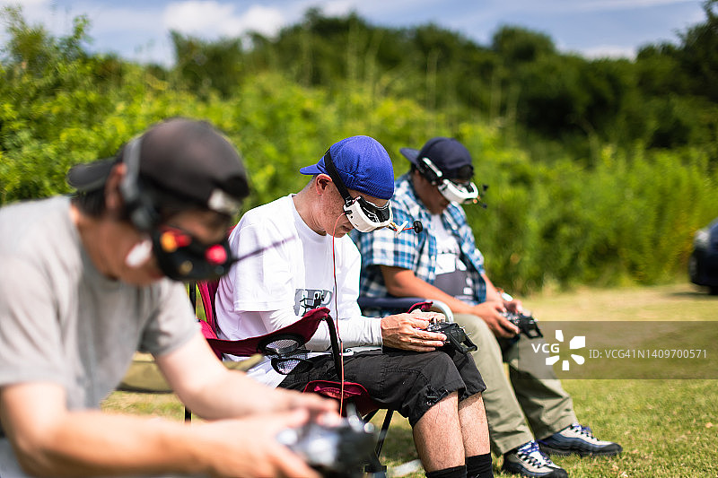朋友们在练习场练习无人机竞速图片素材