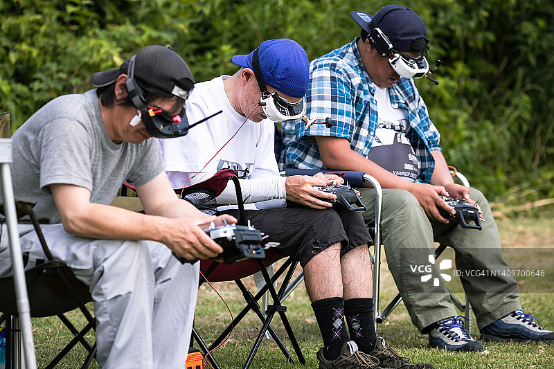 朋友们在练习场练习无人机竞速图片素材