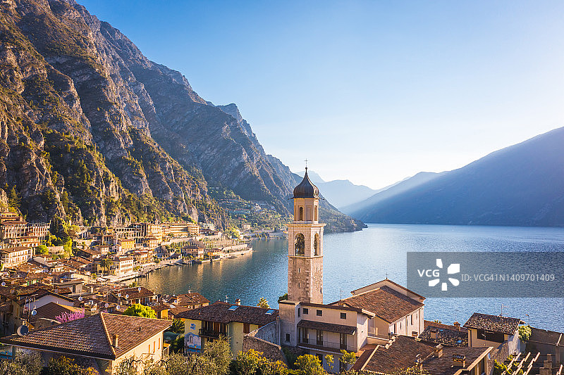 意大利北部著名湖泊西北侧的利莫内小镇图片素材