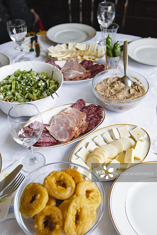 派对桌上盛放不同开胃菜的小盘子，高角度视图图片素材