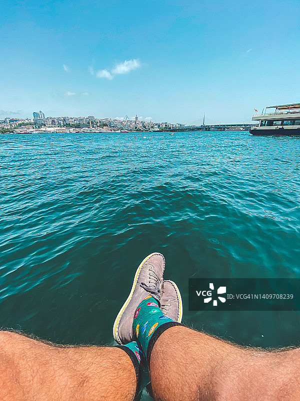 博斯普鲁斯海峡，男子在水边的POV视角图片素材