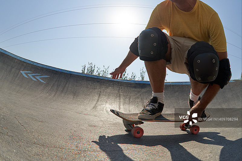 在中年男人在滑板场地滑冰图片素材