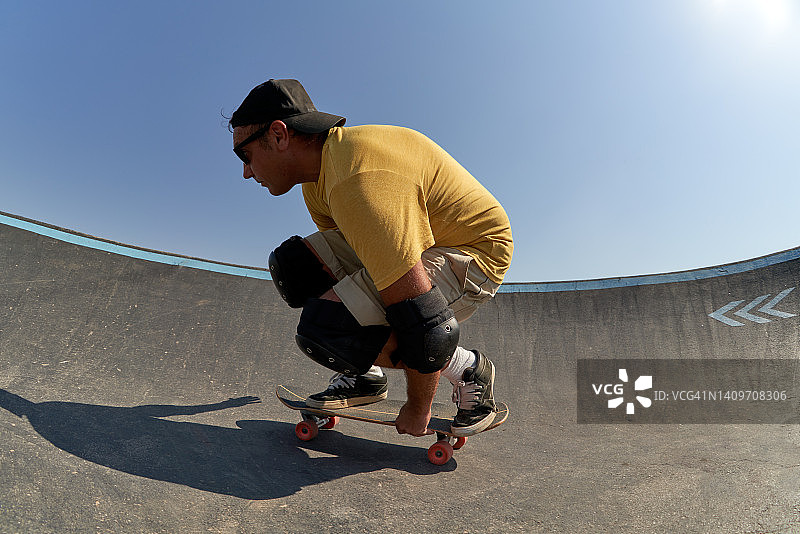 在中年男人在滑板场地滑冰图片素材