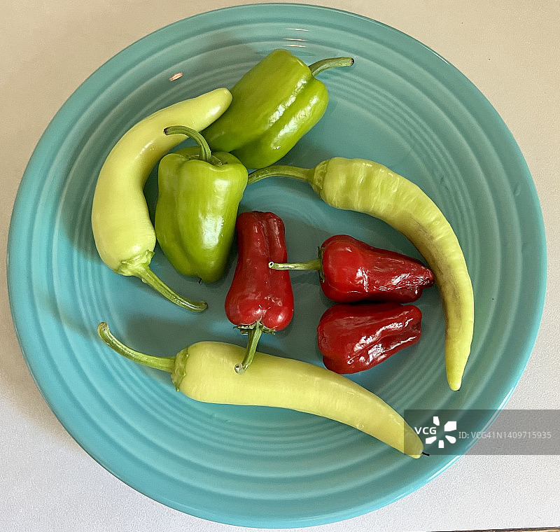 准备食用的花园新鲜辣椒特写图片素材