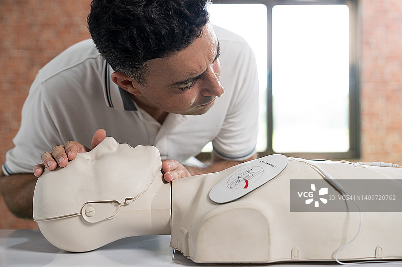 导师向学员演示心肺复苏图片素材