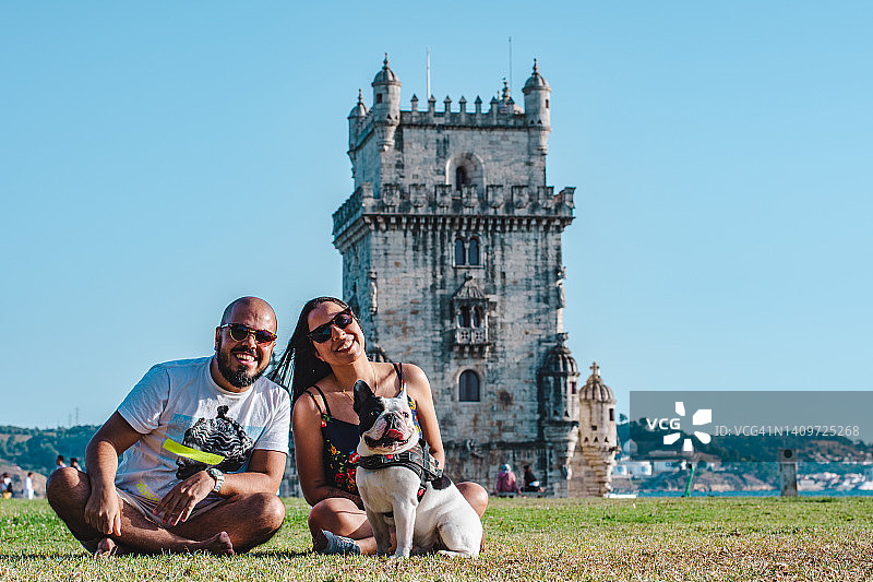 情侣与爱犬在贝伦塔前的人物肖像图片素材