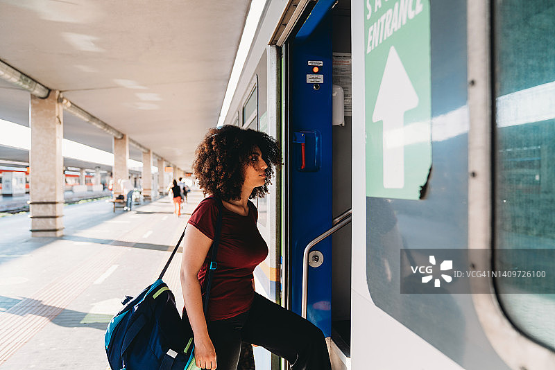 一位年轻女子正在上火车图片素材