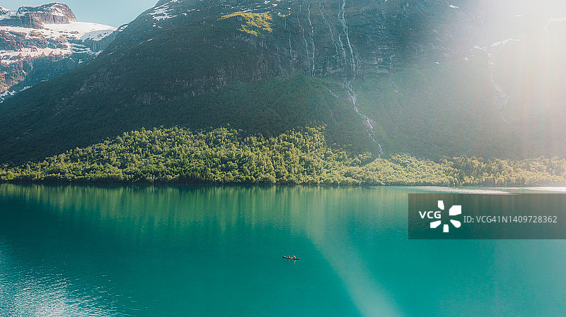 航拍：女子与男子在挪威Lovatnet湖上划独木舟图片素材