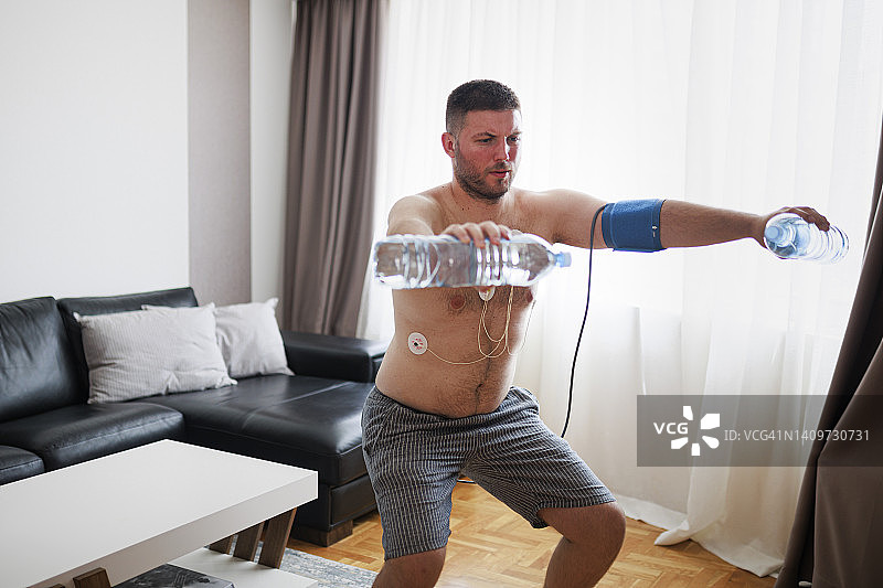 使用心率监测器的男子：心脏研究与医疗诊断图片素材