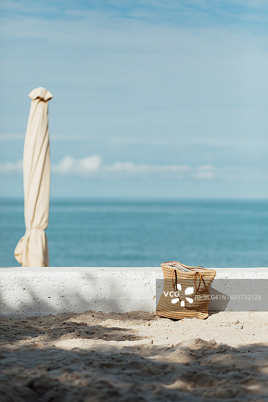 沙滩上的草编包图片素材
