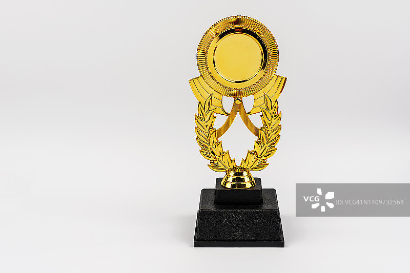 白色背景上的金色奖杯图片素材