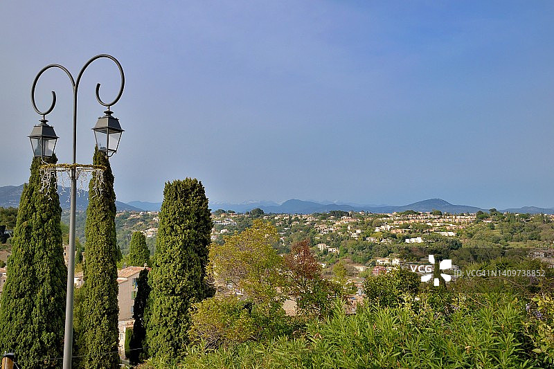 从城堡广场看到的卡涅斯河畔景观图片素材