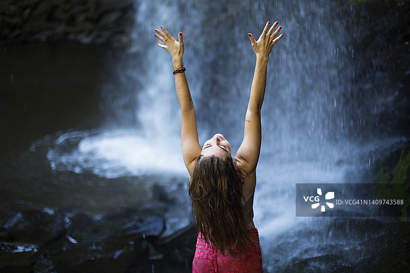 年轻女人欣赏瀑布图片素材