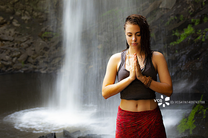 年轻女人欣赏瀑布图片素材