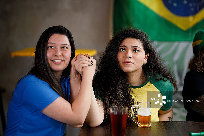 女孩们满怀期待地观看巴西足球比赛图片素材