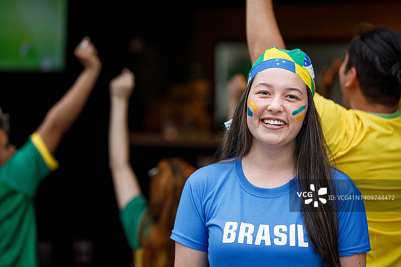 准备观看足球比赛的快乐巴西足球支持者图片素材