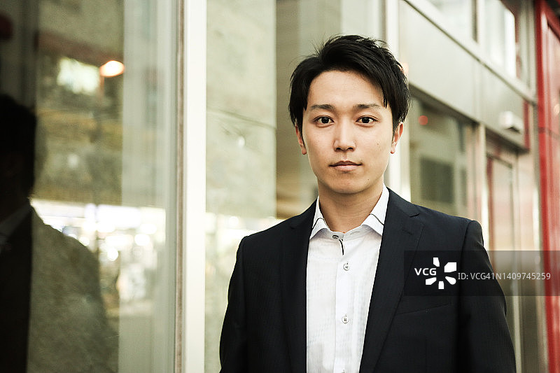 城市中的亚洲青年男商人图片素材