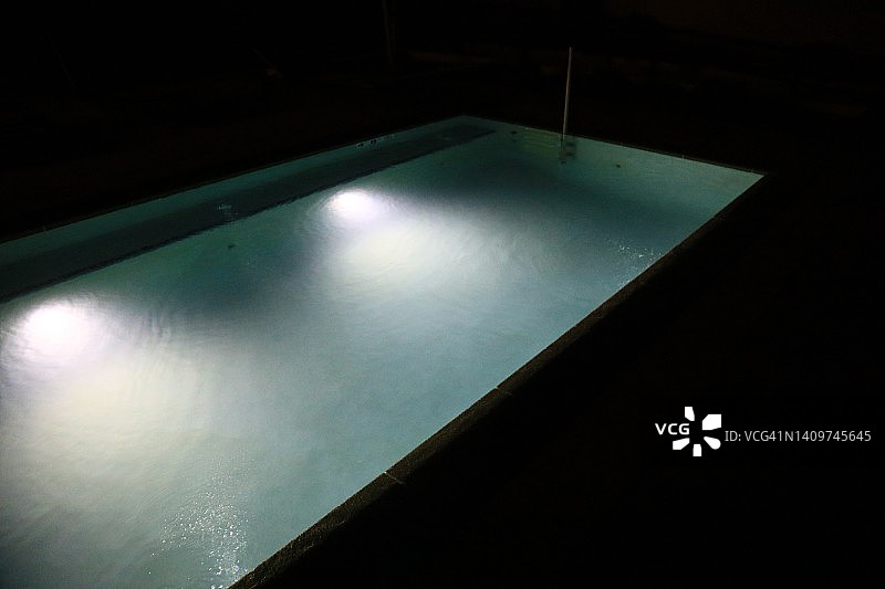 被照亮的泳池中的平静水面图片素材