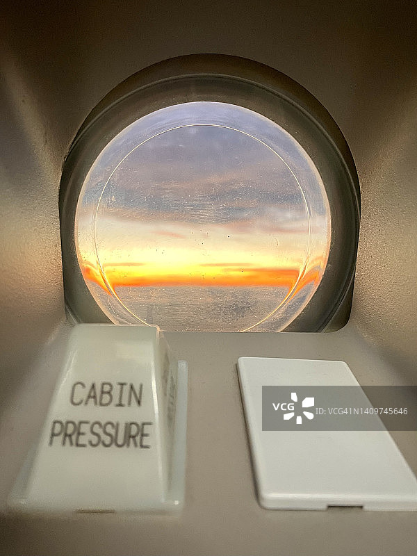 透过飞机舷窗的视野图片素材