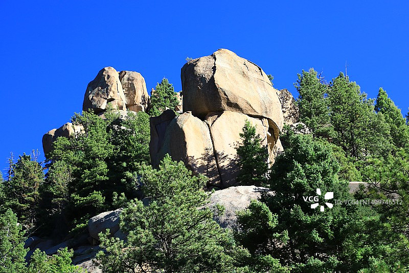 众神花园公园里，树木环绕着巨大的岩层图片素材
