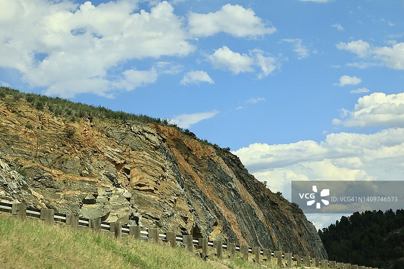 路边陡峭的悬崖图片素材