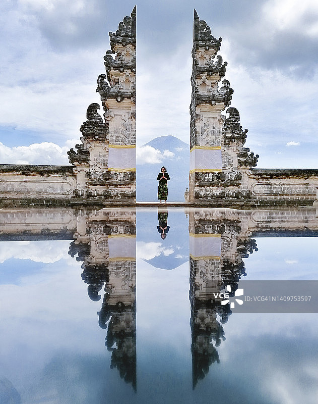 男人在印度尼西亚巴厘岛伦普扬寺祈祷图片素材