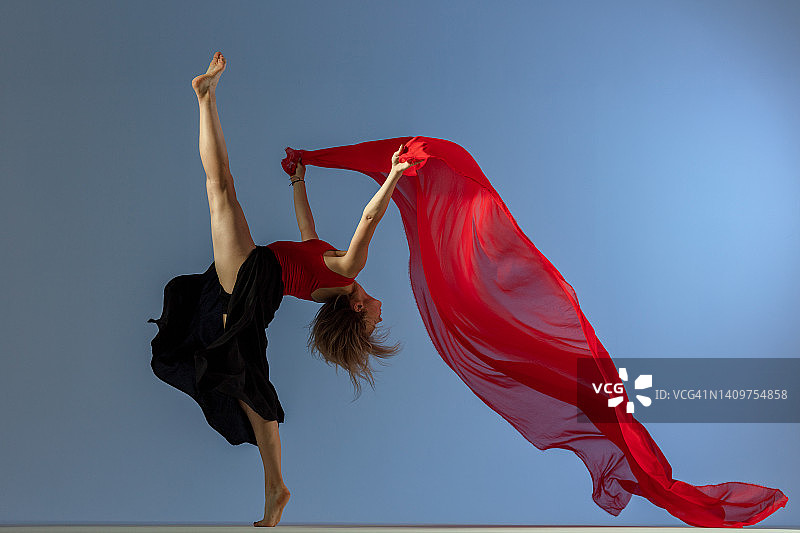 灰色背景上的舞蹈女子图片素材