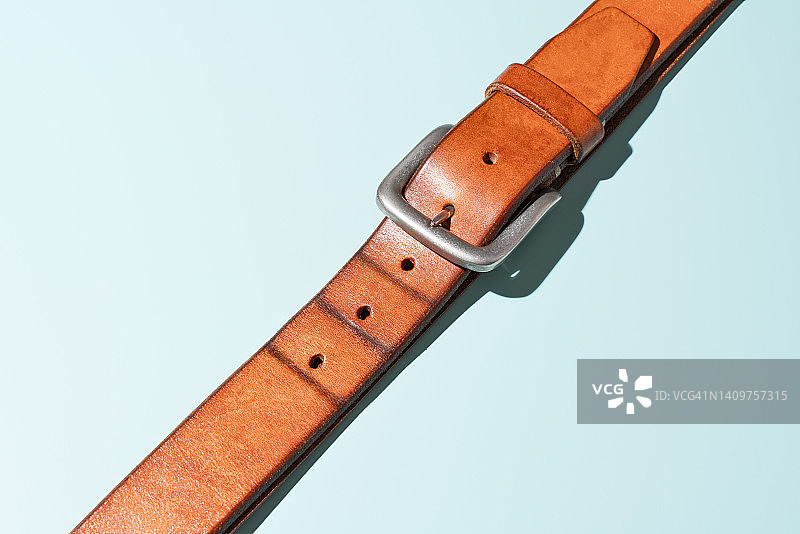 腰带上的褶皱显示腰围变粗，肥胖概念图片素材