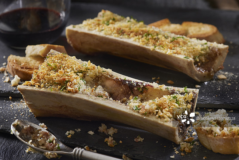 烤牛骨髓配大蒜欧芹面包屑图片素材