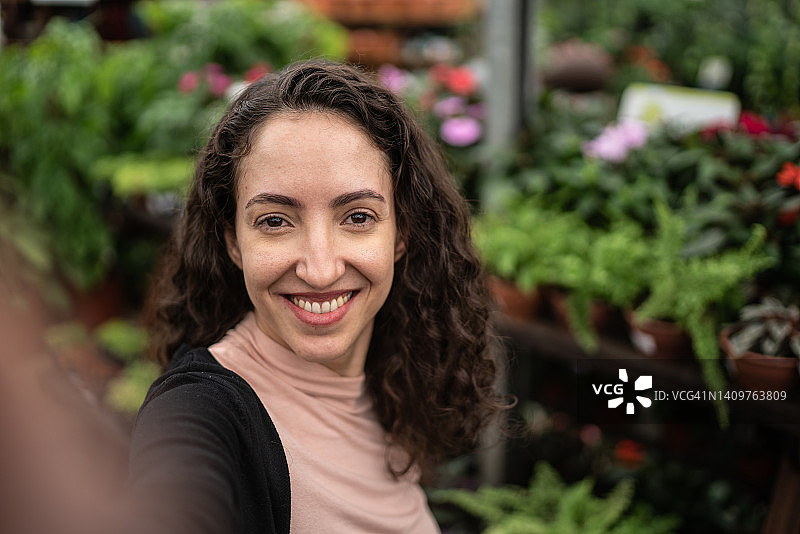 中年妇女在花园中心自拍图片素材
