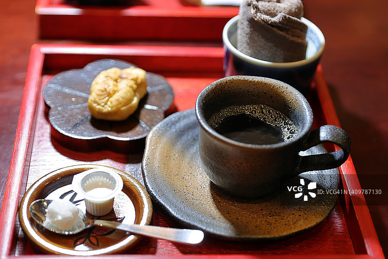 马克杯热咖啡、方糖、牛奶与日式点心图片素材