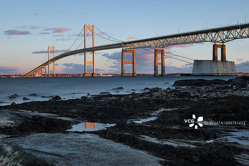 日落时罗德岛纽波特的克莱本·佩尔大桥图片素材