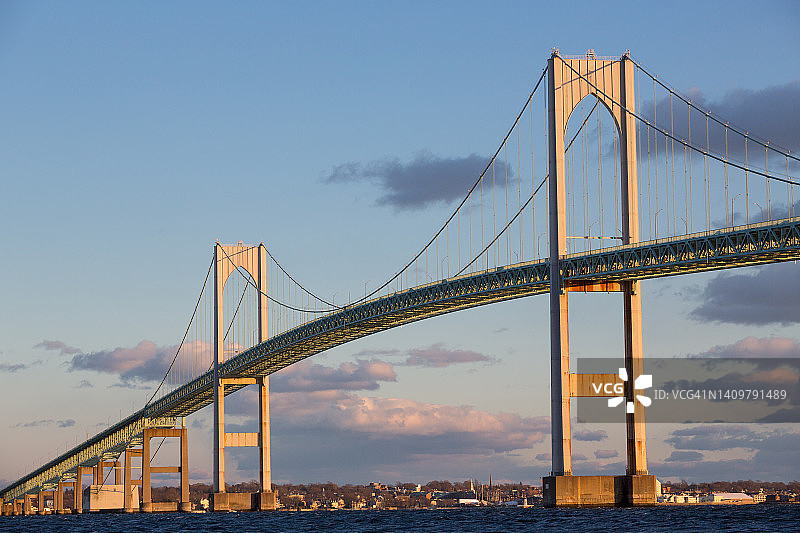 日落时罗德岛纽波特的克莱本·佩尔大桥图片素材