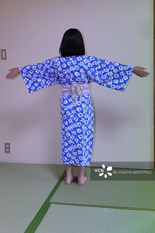 夏季假期：身穿浴衣的儿童背影图片素材