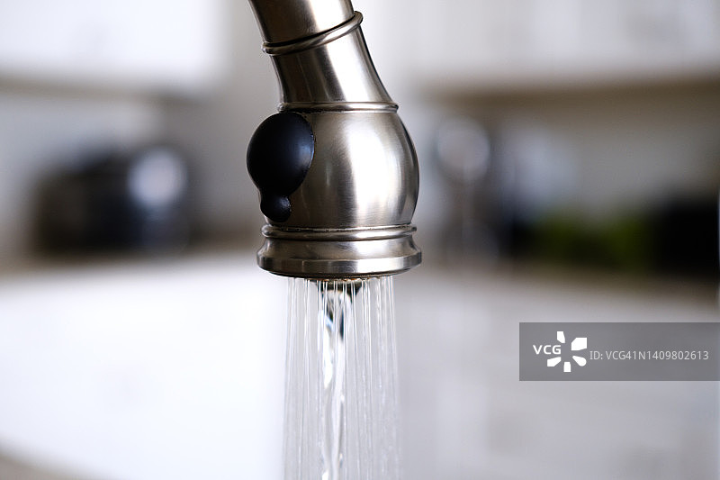 厨房水龙头流出的水图片素材