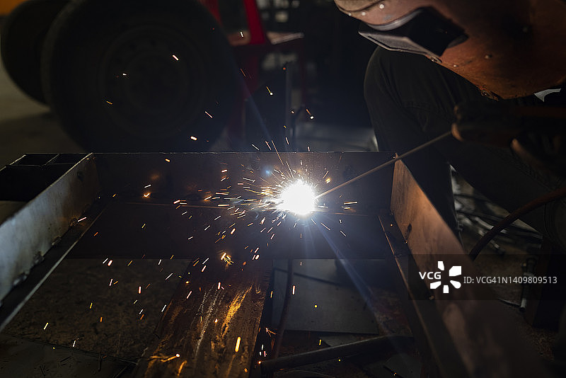在工厂现场不戴防护手套的徒手焊接图片素材