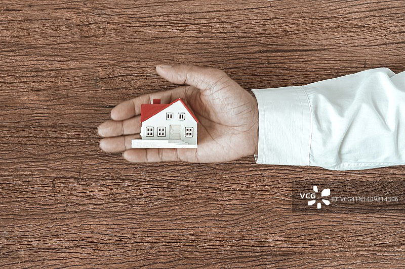 手持房屋，家庭概念，家庭储蓄，出售房屋图片素材