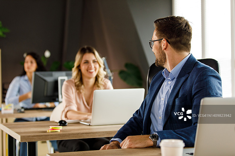商务人士转身与身后的女同事交谈图片素材