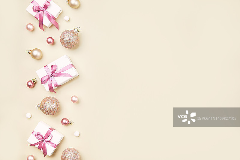 粉色圣诞装饰品米色背景圣诞静物图片素材