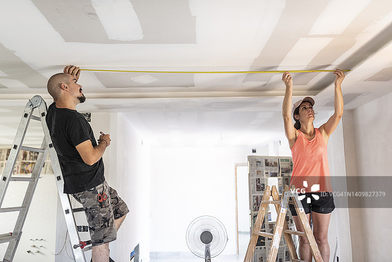 装修期间测量距离的情侣图片素材