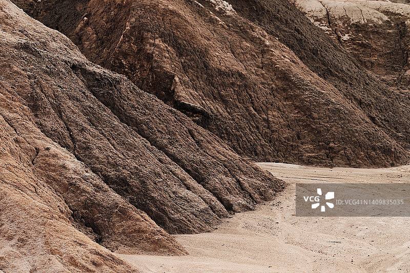 末日般的超现实乌拉尔景观，类似火星表面。冻结的红棕色地表，贫瘠、龟裂和烧焦的土地，全球变暖的概念，耐火粘土采石场背景。图片素材