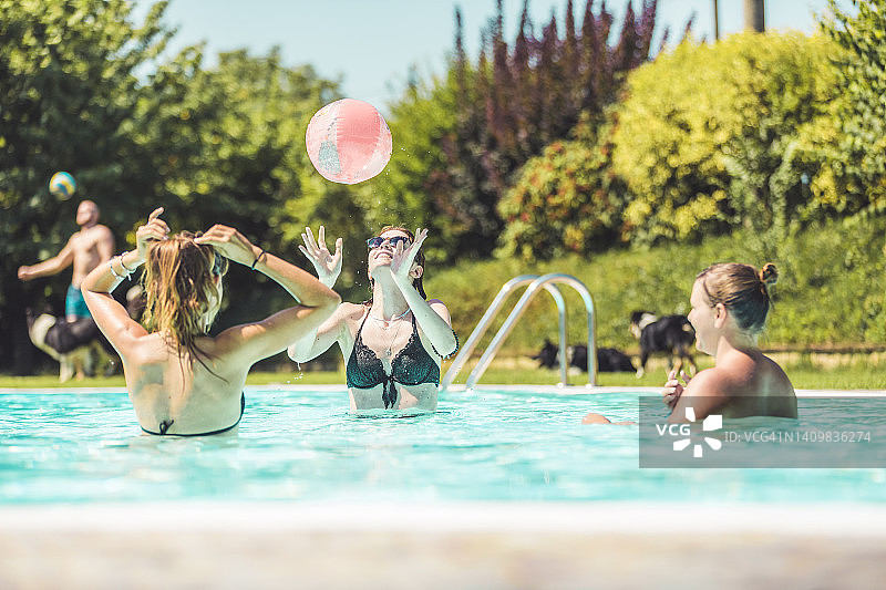 泳池边的排球图片素材