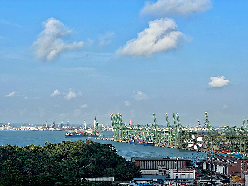 新加坡南部沿海地区的集装箱起重机图片素材