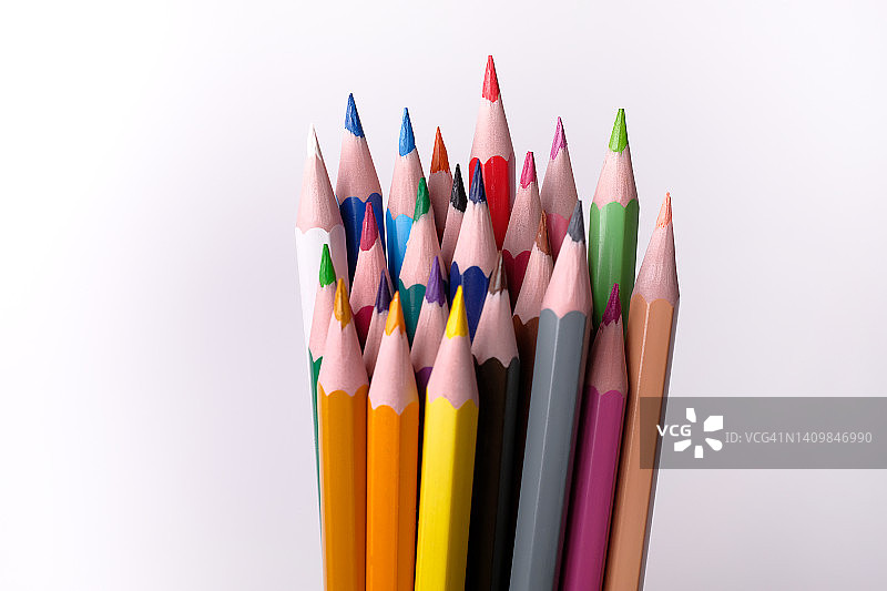 白色桌面上或背景上的明亮彩色铅笔，学前和学校教育概念图片素材