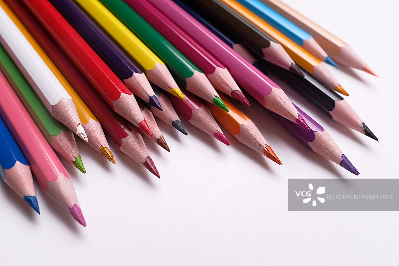 白色桌面上或背景上的明亮彩色铅笔，学前和学校教育概念图片素材