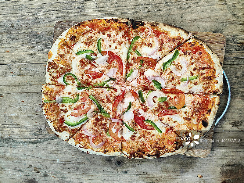 乡村木桌上的蔬菜披萨图片素材