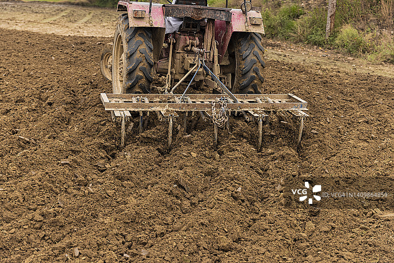 农业田地中的拖拉机图片素材