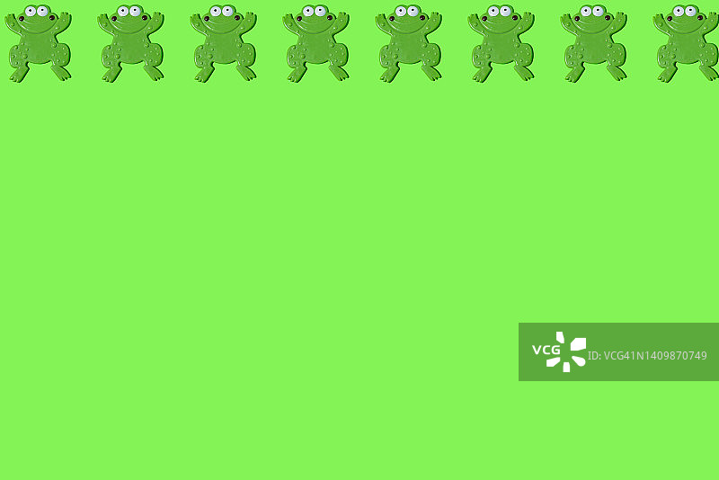 绿色背景上的婴儿洗澡青蛙图案图片素材