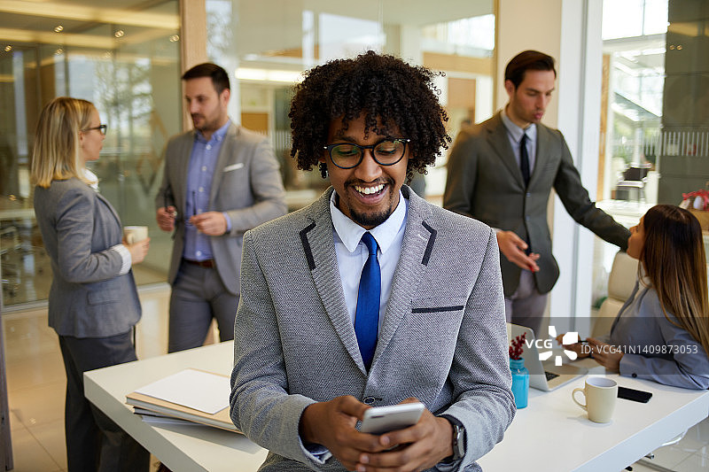 在办公室使用手机的非裔美国商人图片素材