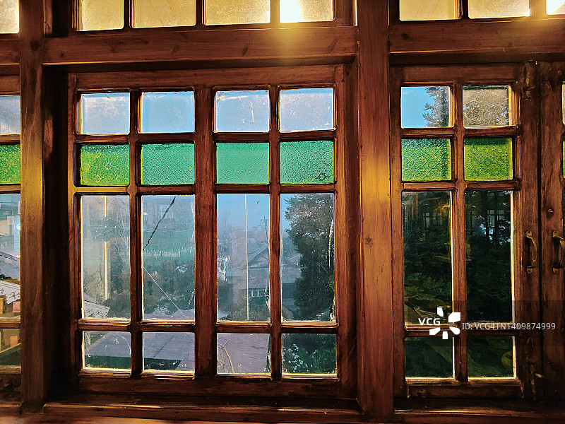 暮色下的木制窗户图片素材